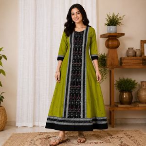 Kurta Ikkat Arts Verde Lima Tribal Village – Kurta Étnica Inspirada en el Tejido a Mano en Tonos Oliva y Negro - Product Image 6