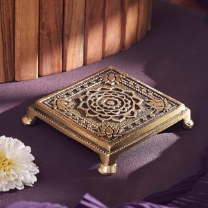Chowki carré en laiton, support de prière en métal gaufré à quatre pieds, piédestal rituel, décoration traditionnelle - Product Image 3