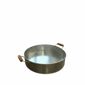 Grand plateau de service rond en métal galvanisé avec poignées en bois, style farmhouse, plateau décoratif pour la maison, la cuisine, le bar et les fêtes - Product Image 1