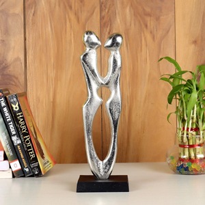 Figura Decorativa Romántica de Pareja en Latón Plateado, Ideal para Decoración de Mesa, Coleccionable y con Temática de Amor - Product Image 5