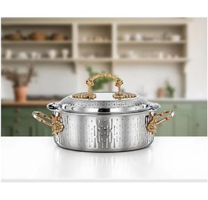 จานเชฟทรงกลมสแตนเลสสตีลสีเงินสลักลาย พร้อมฝาปิด และหม้อไฟตกแต่งขัดเงาพร้อมด้ามจับทองเหลือง - Product Image 1