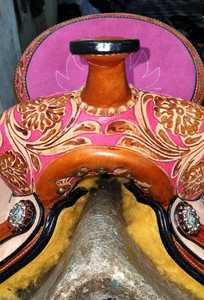 เบาะหนังกลับสีชมพู ลายดอกไม้ ตกแต่งด้วยหนังแท้นุ่ม ฮาร์ดแวร์ชุบนิกเกิล คุณภาพพรีเมียม ทนทาน เหมาะสำหรับขี่ม้าแบบตะวันตก แข่งบาร์เรลเรซซิ่ง ทำจากไม้ - Product Image 3