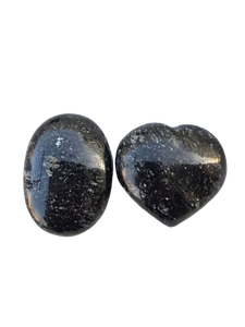 Pierre de Nuummite de Qualité Supérieure, Combo Cœur Gonflé et Pierre de Paume, Bijou en Cristal Naturel Semi-Précieux pour la Méditation, Magnifique et Entier - Product Image 1