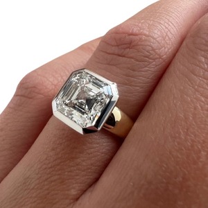 Bague de fiançailles moderne avec diamant de laboratoire taille Asscher de 3 carats et sertissage à griffes - Product Image 4