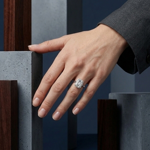 Bague de fiançailles DIFF de luxe avec diamant de laboratoire taille émeraude de 2,00 ct et halo, en platine massif PT950, bijoux fins, vente en gros - Product Image 5