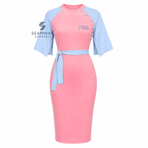 Robe moulante mi-longue Gamma Phi Delta pour femme, rose et bleue, à blocs de couleur contrastés, avec manches cape, détails boutonnés et ceinture à nouer à la taille - Product Image 1