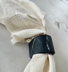 Anneaux de serviette en marbre de luxe écologiques de haute qualité, fabriqués sur mesure, avec des options blanches et noires pour la maison, l'hôtel et la restauration - Product Image 5