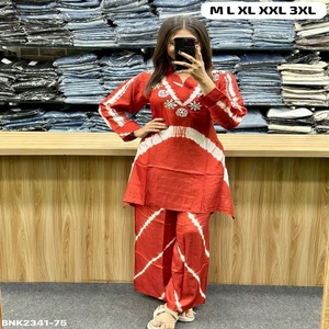 Conjunto étnico coordinado de la mejor calidad: Kurti corto y pantalón estampado de seda de lujo con estampado y detalles hechos a mano, estilo A-Line, para mujer. - Product Image 1