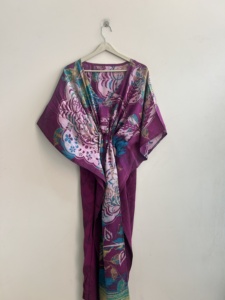 Robe Kaftan en Soie de Sari Indien Vintage Assortie, Écologique, Faite à la Main pour Femmes, Robe de Nuit de Luxe, Robe Maxi - Product Image 3