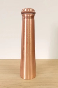 Bouteille d'eau Radhe Enterprises Premium en cuivre brun 1000 ml, design classique écologique personnalisé, portable pour les voyages et les activités de plein air - Product Image 2
