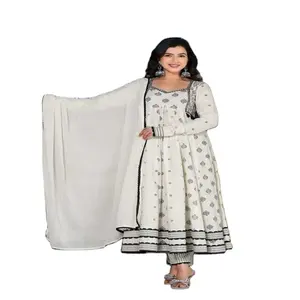 サマーコレクションホワイトカラーニューデザイナーステッチコットンクルティペントセット | インドから製造された伝統的なウェアドレス