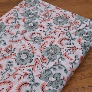 Tela de Algodón con Estampado Floral Gris sobre Base Blanca, Diseño Tradicional, Suave, 100gsm, Tejido, Motivo Botánico Rosa para Vestidos de Niñas - Product Image 4