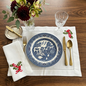 Sets de Nappes et Serviettes Personnalisés en Lin Brodé Fait Main de Luxe à Points Français Rouge Mimosa, Lavables et Réutilisables, Vente en Gros - Product Image 1