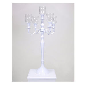 Nouveau chandelier blanc élégant à 5 bras pour centres de table de mariage, design unique, porte-bougie en métal fait main - Product Image 2