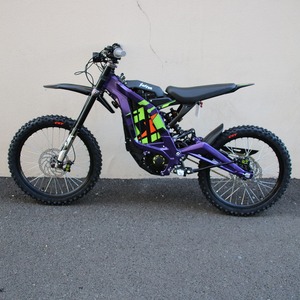 Prêt à être expédié - Surron Black Edition Ultra Bee 2025 - Moto électrique tout-terrain homologuée pour la route - 21 kW - Batterie Surron Light Bay X - Product Image 6