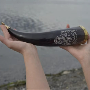 Cuerno para beber de lobo con forma natural, grabado a mano, ecológico, con borde y punta de latón o solo borde de latón, con soporte de madera. - Product Image 3