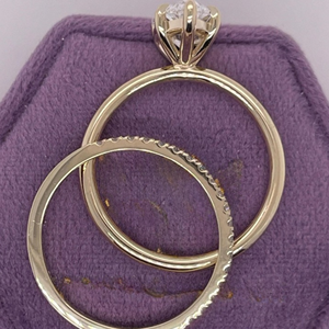 Ensemble de bague de fiançailles solitaire en diamant de laboratoire Pear Lab Grown avec alliance assortie en diamant rond - Product Image 4