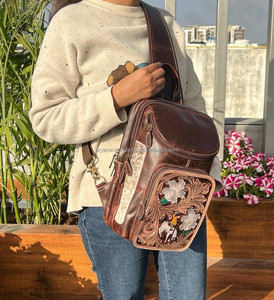 Venta al por mayor de cuero genuino personalizado a mano portátil al aire libre multifunción pecho bolsa pelo en cuero de vaca Floral señoras Sling bolsas - Product Image 3