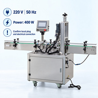 Machine de capsulage de bouteilles de détergent avec contact à vis à quatre roues configurable et transfert en ligne pour les emballages de détail domestiques
