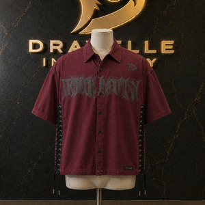 Chemise Y2K gothique en dentelle bordeaux pour homme, coupe oversize et carrée, manches courtes, avec empiècements latéraux, style streetwear, boutonnée, décontractée et audacieuse, vente en gros - Product Image 1