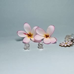 Pendientes de diamantes cultivados en laboratorio con certificación GIA de 1.50 CT, corte Radiant, color F, brillo excelente, diseño minimalista unisex en oro blanco de 18k. - Product Image 2