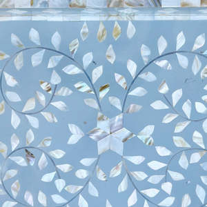 Bandeja de Mosaico de Nácar de Lujo Hecha a Mano con Yute y Ratán para Almacenamiento y Decoración del Hogar - Product Image 4