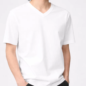 เสื้อคอวีทรงเรโทร แขนสั้น ผ้าถัก พิมพ์ลายดิจิทัล โลโก้ด้านหน้า โพลีเอสเตอร์ 100% ดีไซน์เรียบง่าย เสื้อผู้ชายลำลองทรงหลวม - Product Image 2