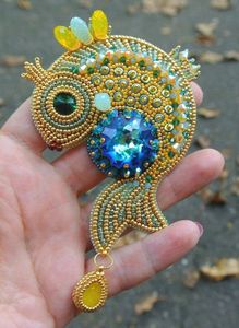 Broche artisanale haut de gamme brodée de perles, bijou artistique unique et portable - Product Image 4