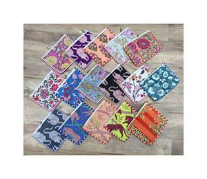 Monedero acolchado de algodón hecho a mano con estampado de letras pequeñas y diseño variado de Rajasthan, con cierre de cremallera. - Product Image 6