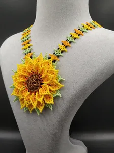 Collier tournesol élégant et charmant, bijoux perlés faits à la main, cadeau pour avocat pour anniversaire, anniversaire de mariage, ou tenue de soirée - Product Image 5