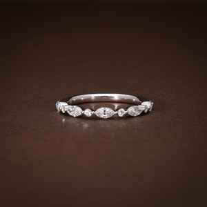 Anillo de media eternidad con corte marquesa de moissanita para mujer, de acero inoxidable, plata 925, chapado en oro, regalo de aniversario elegante para ella - Product Image 1