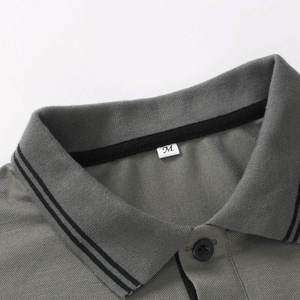 เสื้อเชิ้ตผู้ชายทรงปกติ แขนสั้น ตกแต่งขอบตัดกันแบบกำหนดเอง สไตล์ลำลอง ผ้าถัก สีเทา-ดำ รายละเอียดผ้าฝ้าย 100% ด้านหน้า - Product Image 4