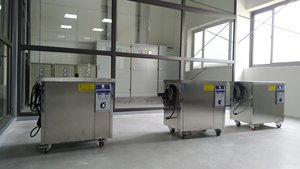 Nettoyeur à ultrasons industriel Rama Vietnam 3000W 33 Gal, puissance réglable pour le dégraissage des pièces métalliques avec minuterie - Product Image 3
