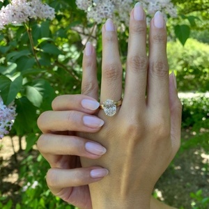 Bague de fiançailles solitaire en diamant ovale de 4,01 carats, bague d'anniversaire en or jaune 14 carats à large bande ovale en moissanite, certifiée IGI - Product Image 3