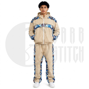 Conjunto Deportivo para Hombre, Chaqueta con Capucha Beige y Pantalones a Juego con Estampado Azul Mármol, Estilo Casual y Urbano - Product Image 3
