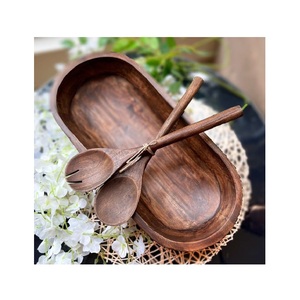 Bol à salade rustique en bois fait main pour servir des légumes frais, des fruits et du pain, idéal pour une table de style ferme moderne - Product Image 5