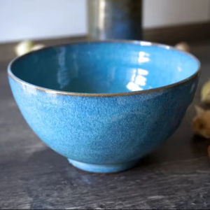 Bol à soupe en céramique émaillée turquoise vibrant, design incurvé profond, intérieur lisse, durable, sans danger pour les aliments, idéal pour des repas quotidiens élégants - Product Image 1