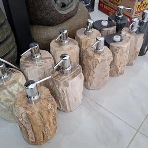 Support à bouteilles en bois naturel, parfait pour le shampoing, l'après-shampoing et l'organisation de la salle de bain, fabriqué à la main en Inde - Product Image 4