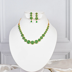 Conjunto de collar y aretes chapados en oro verde esmeralda, hechos a mano en latón, para novias y fiestas de boda. - Product Image 4