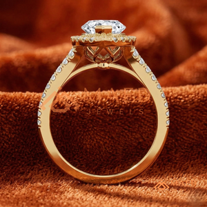 Anillo de compromiso de oro amarillo de 14K/18K personalizado con diamante marquesa, halo de diamantes cultivados en laboratorio y banda de doble fila pavé. - Product Image 3