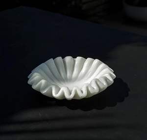 Décoration de table luxueuse et moderne en marbre, faite à la main, en forme de fleur, qui sublime la beauté de la pierre naturelle - Product Image 4