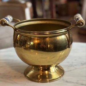 Elegante macetero metálico para decoración moderna del hogar que agrega encanto contemporáneo y una presentación elegante de plantas verdes. - Product Image 1