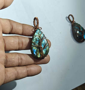 Colgante romántico con forma de corazón envuelto en alambre con piedras preciosas, joyería artesanal de cobre, regalo del Día de San Valentín - Product Image 4