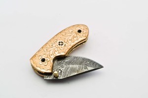 Cuchillo Plegable de Acero de Damasco con Mango de Latón Grabado, Funda para Transporte Vertical, Cuchillo de Bolsillo EDC para Caza y Camping, Punta de Gota, Compatible con OEM - Product Image 3