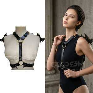 Arnés de cuero negro con tachuelas, tirantes pequeños con diseño de alas de murciélago y hebillas doradas - Product Image 6