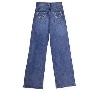 Jeans à jambes larges couleur personnalisée avec élégante chaîne de perles et de strass et embellissements latéraux en clous, denim de haute qualité - Product Image 3