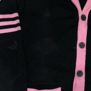Cárdigan de punto personalizado al por mayor con bordado, estilo universitario, para mujer, informal, de cuello alto largo, con bloques de color, uniforme de punto. - Product Image 5
