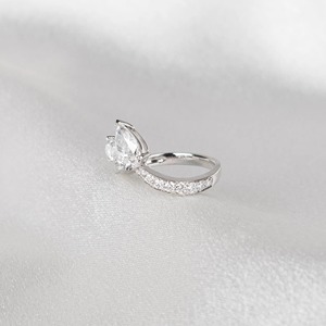Bague Toi et Moi avec diamant de laboratoire taille poire de 1,80 ct, bague de fiançailles à deux pierres en or blanc 14 carats, bijoux de mariée minimalistes - Product Image 1