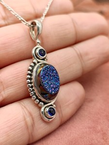 Pendentif en cristal Druzy avec chaîne, collier élégant en pierres précieuses, cadeau de bijoux pour femme, design unique et étincelant, un accessoire de mode affirmé - Product Image 5