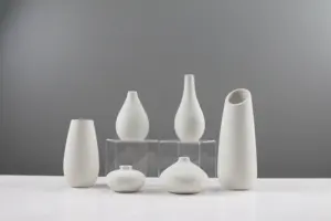 Modern beyaz mat porselen vazo 10*10*7cm boyutu günlük kullanım ve masa üstü ekran için popüler tasarım